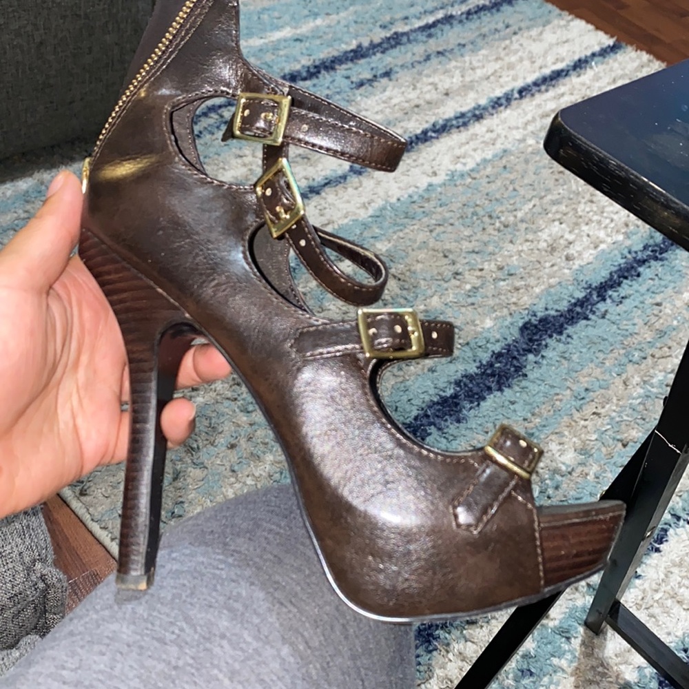 Dark brown heel - Size 8